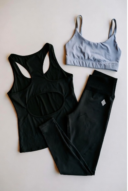 How Do Fast Delivery and Custom Branding Elevate Your Stock Yoga Apparel Orders?